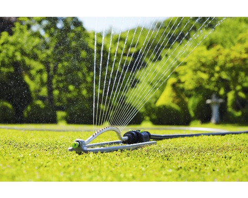 Aspersor de gazon în uz pentru irigarea unei zone verzi