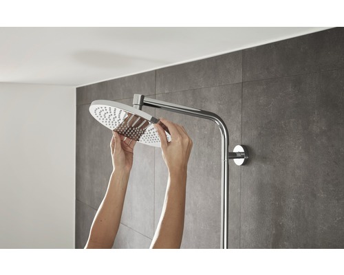 Instalarea unei căști de duș în baie.