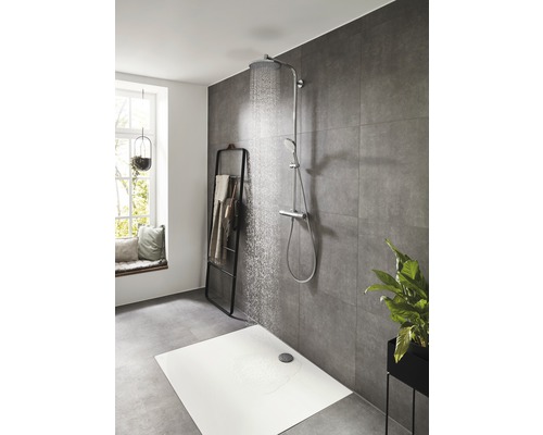 Scenă de duș cu cadă de duș, baterie de duș și suport pentru prosoape în baie