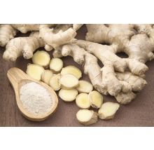 Rădăcină de ghimbir cu felii de ghimbir și ghimbir pudră