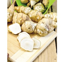 Bulbi de topinambur pe o scândură de lemn