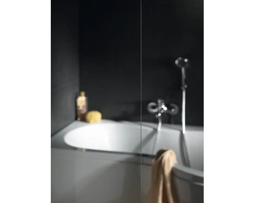 Baie cu cadă, robinet și cap de duș