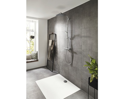 Baie modernă cu duș walk-in, suport pentru prosoape și plantă