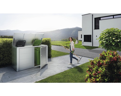 Coș de gunoi în grădină cu o femeie cu unelte de grădinărit