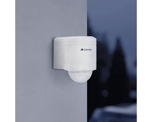 Detector de mișcare alb pentru montare pe perete cu logo-ul Steinel.