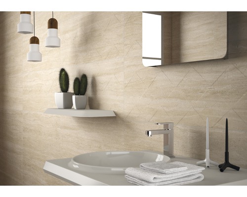 Baie luminoasă cu chiuvetă, robinet, prosoape și plăci de faianță