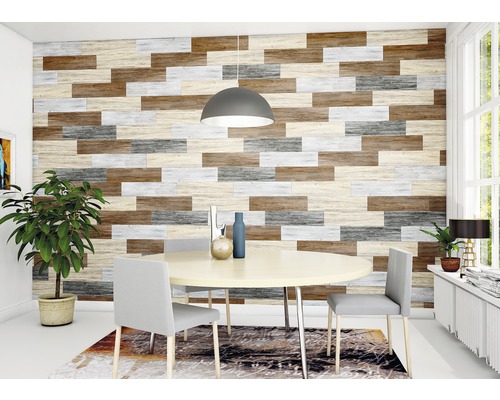 Sufragerie cu panouri de perete din lemn în diferite culori, masă și scaune