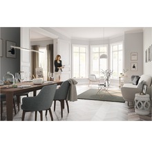 Cameră de zi luminoasă cu masă de sufragerie, scaune, canapea și decorațiuni într-o atmosferă prietenoasă.
