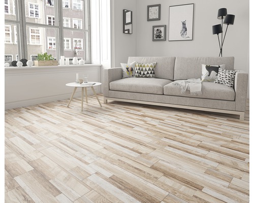 Living cu canapea și gresie cu aspect de lemn