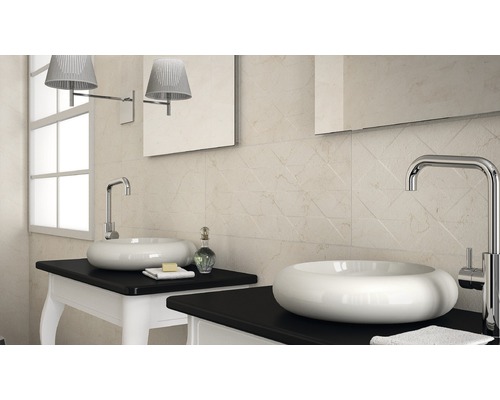 Baie cu două chiuvete pe console, lămpi și oglindă