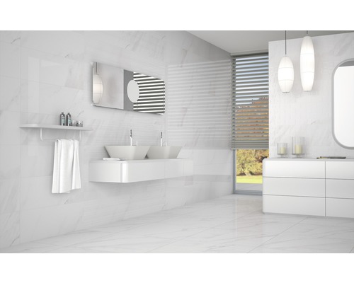 Baie luminoasă cu gresie cu aspect de marmură, lavoar și oglindă