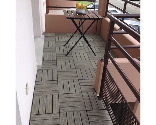 Balcon cu plăci de podea și masă mică