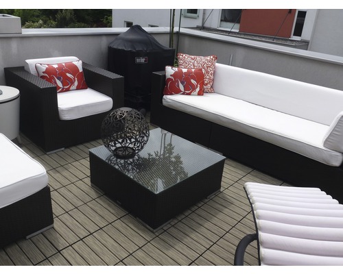 Terasa cu mobilier de grădină și grătar sub husă