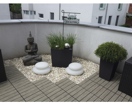 Terasa cu statuie Buddha, plante în ghivece, pietre decorative și plăci de podea