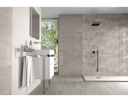 Baie cu gresie, chiuvetă și duș