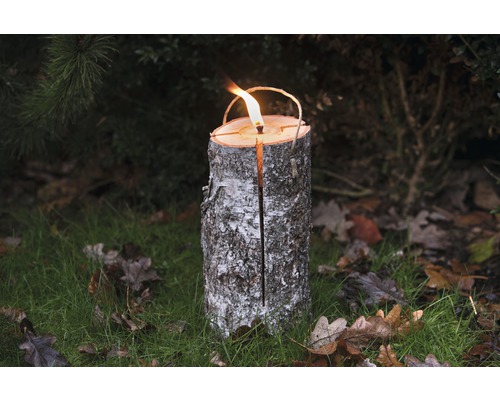 Torță suedeză aprinsă din lemn de mesteacăn pe gazon