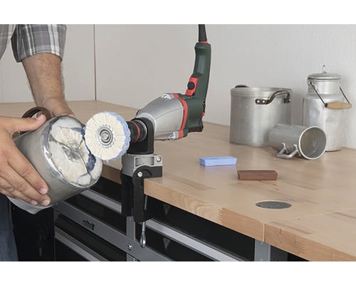 Mașină de lustruit cu piesă de prelucrat pe un banc de lucru