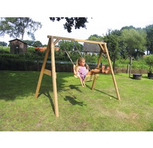 Leagăn de lemn cu un copil care se leagănă în grădină.