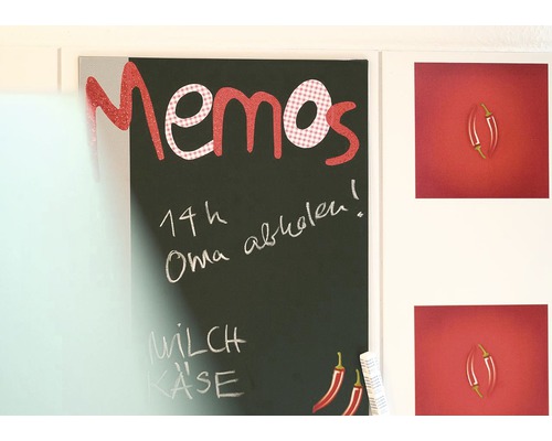 Tabla memo cu inscripții cu cretă și magneți de frigider