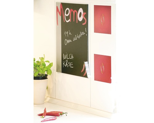 Tablă de memo lângă magneți de frigider pe un perete de bucătărie