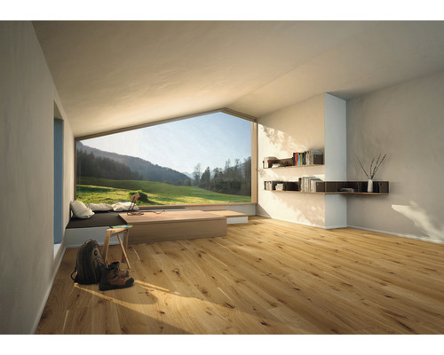 Cameră luminoasă cu podea din lemn, fereastră mare cu vedere la un peisaj verde, rafturi și decor minimalist