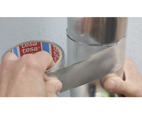 Țeavă metalică etanșată cu bandă adezivă Tesa