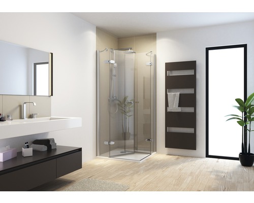 Baie cu duș, chiuvetă, oglindă și calorifer