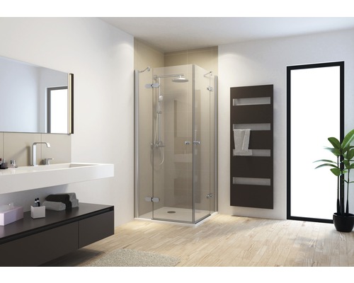 Baie modernă cu cabină de duș, lavoar și calorifer portprosop