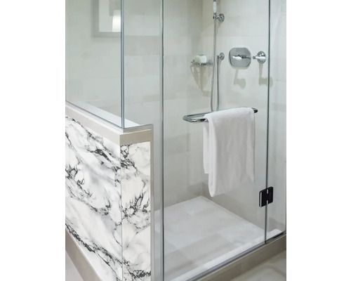 Baie cu duș cu perete de sticlă și structură de marmură