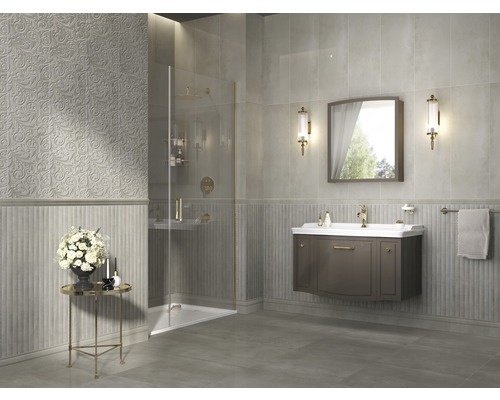 Baie cu duș, chiuvetă, oglindă și plăci decorative