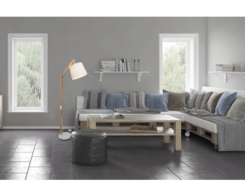 Living cu canapea, măsuță de cafea din paleți, lampadar și fereastră