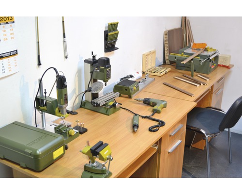 Banc de lucru cu diverse unelte și echipamente pentru prelucrarea lemnului