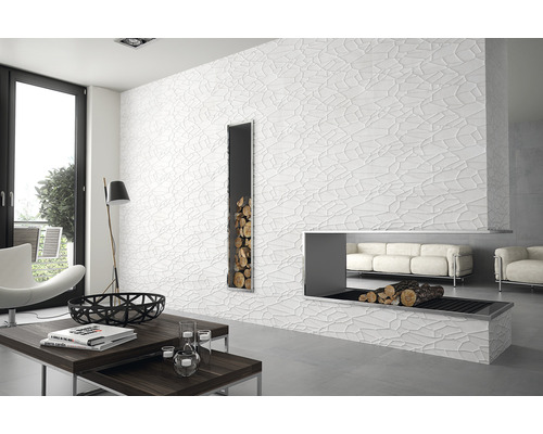 Cameră de zi luminoasă cu șemineu, raft pentru lemne și perete texturat