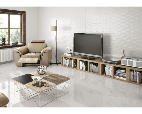 Living cu fotoliu, televizor, măsuță de cafea și faianță albă