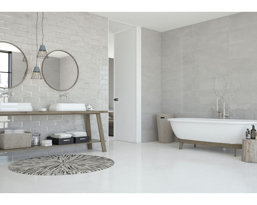 Baie luminoasă cu cadă independentă, dulap de toaletă cu două chiuvete și oglinzi