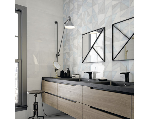 Baie modernă cu gresie geometrică și chiuvetă dublă