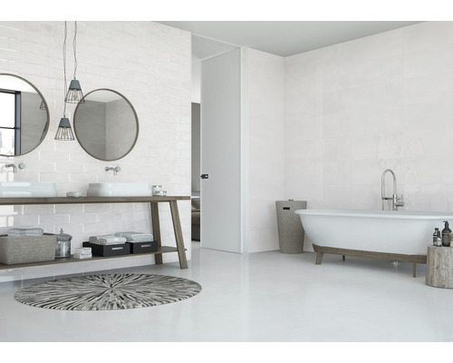 Baie luminoasă cu chiuvetă dublă, cadă independentă și gresie