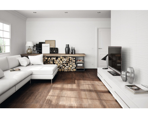 Living modern cu pereți albi, mobilă albă și pardoseală maro cu aspect de lemn