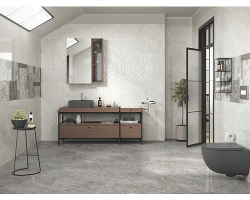 Baie luminoasă cu lavoar, toaletă și gresie gri