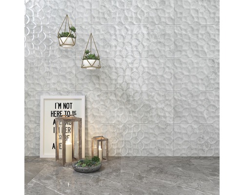 Plăci decorative de perete și podea cu un model tridimensional într-o cameră luminoasă.