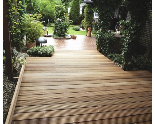 Terasa din lemn în grădină cu plante și decorațiuni