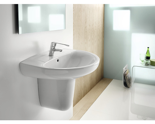 Chiuvetă cu robinet într-o baie