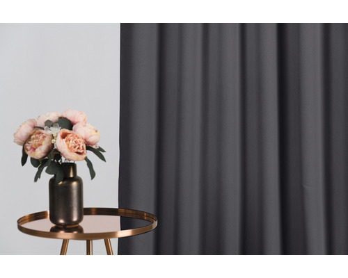 Scenă decorativă cu perdea, măsuță laterală și vază cu flori