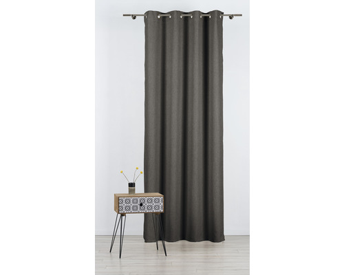 Vedere a unei draperii gri cu inele, atârnată pe o tijă de perdea