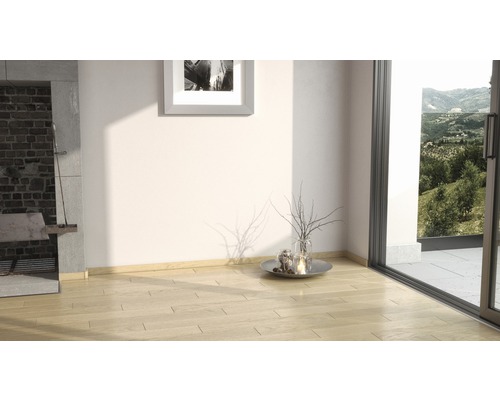 Interior cu podea din lemn deschis la culoare, șemineu și fereastră cu vedere