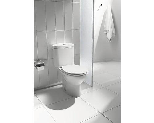 Baie cu toaletă albă, faianță și suport pentru prosoape