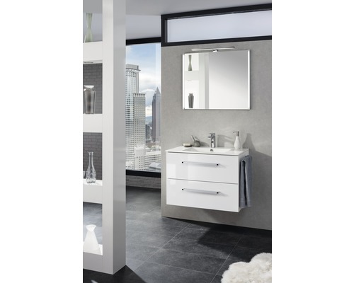 Baie modernă cu lavoar alb, oglindă și vedere spre oraș