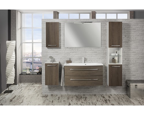 Set de baie modern cu lavoar, dulap cu oglindă și dulapuri înalte în fața unui perete de cărămidă