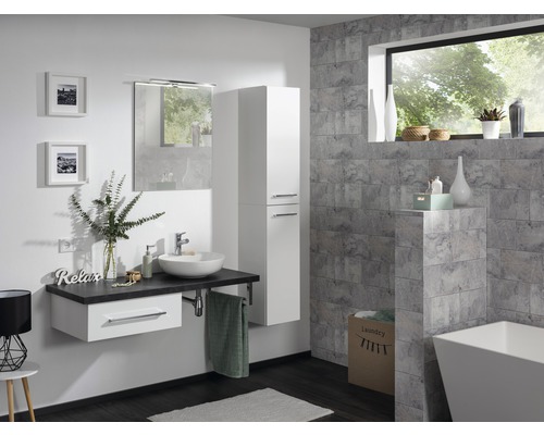 Baie cu lavoar, oglindă, dulap înalt și cadă într-un design luminos