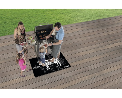 Familie care face grătar pe terasă cu o covorașă pentru grătar cu schemă de carne de vită